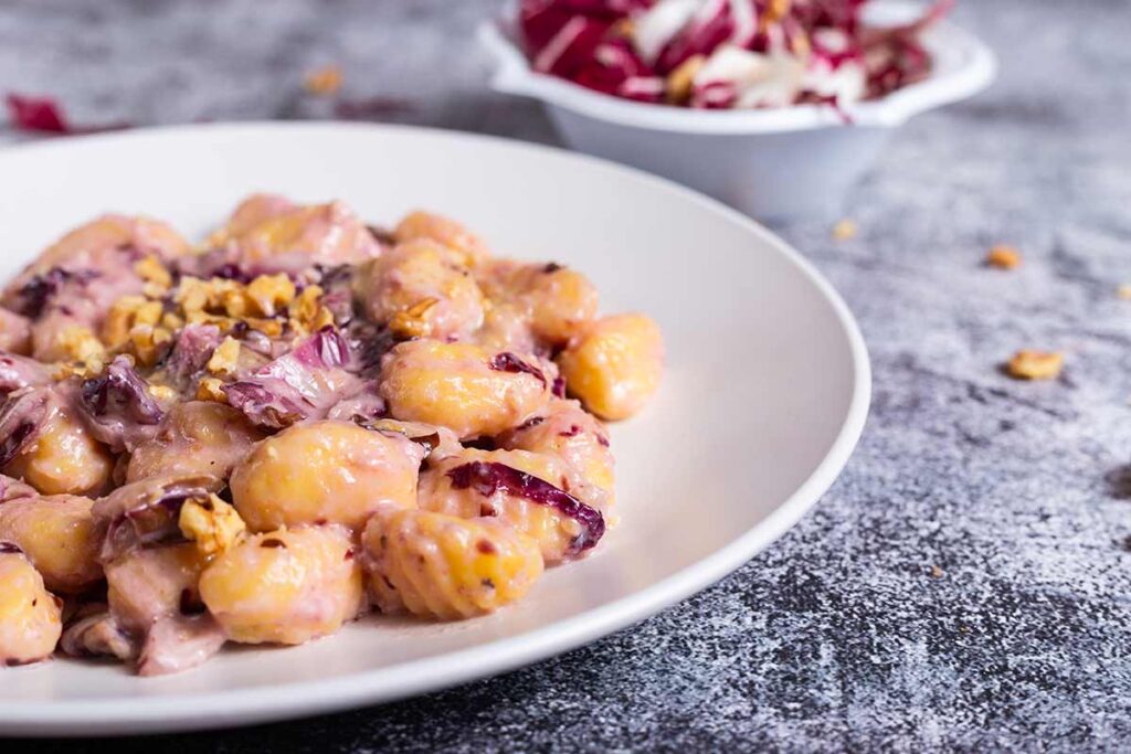 Gnocchi di patate con salsa di noci e radicchio