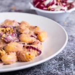 Gnocchi di patate con salsa di noci e radicchio