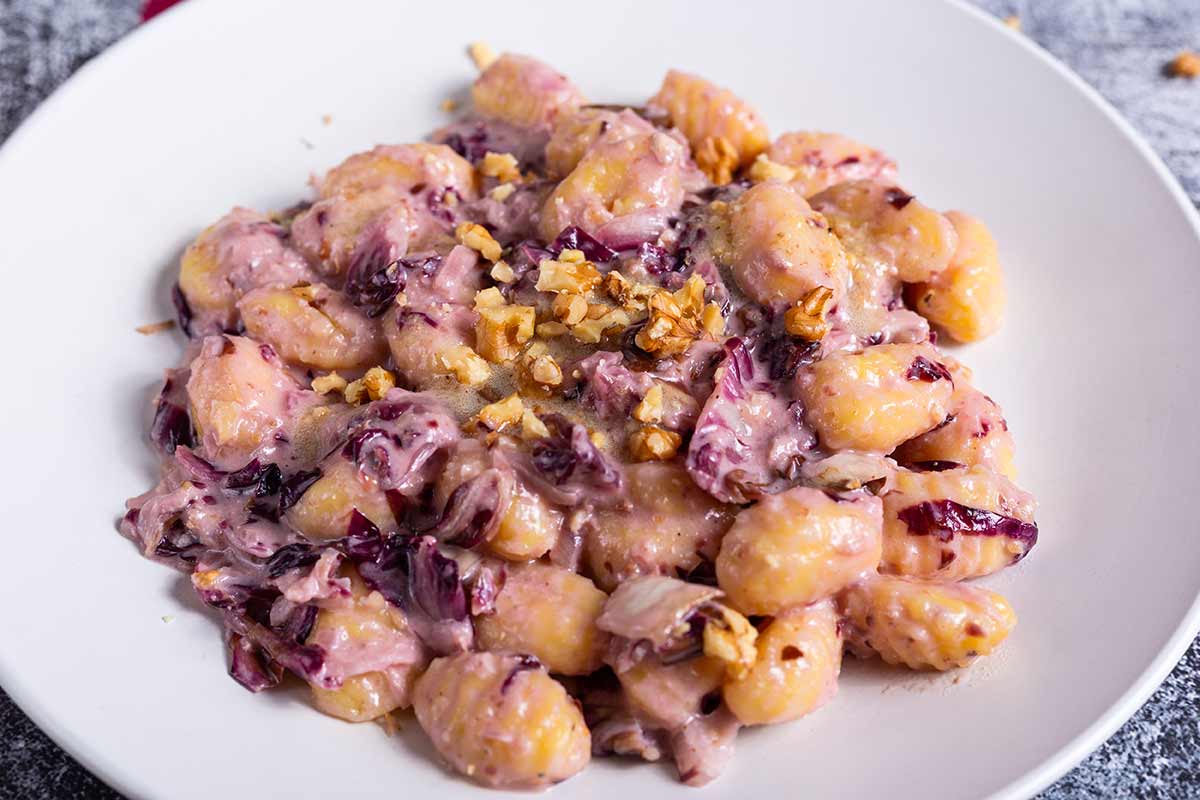 Gnocchi di patate con salsa di noci e radicchio